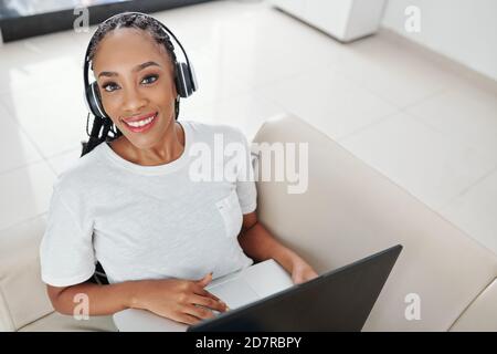 Jolie femme noire avec ordinateur portable Banque D'Images