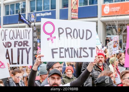 Toronto, Canada. 21 janvier 2017. Un manifestant tenant une pancarte exprimant son opinion pendant la manifestation.des milliers de femmes et leurs alliés ont manifesté en faveur de la Marche des femmes à Washington. Crédit : Shawn Goldberg/SOPA Images/ZUMA Wire/Alay Live News Banque D'Images