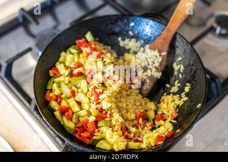 un grand bol pilaf avec mélange de légumes, cuisson sur la cuisine. riz aux haricots rouges et légumes dans une poêle Banque D'Images