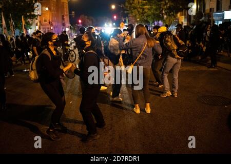 Les manifestants dansent à la musique tout en se ralliant dans le quartier d'Adams Morgan lors d'une manifestation organisée par le collectif They/Them à la mémoire de Dominique Mulkey, qui a été tué par la police à Tampa, FL, plus tôt cette semaine, à Washington, DC, le 24 octobre 2020, dans le contexte de la pandémie du coronavirus. Près de 22 semaines après le meurtre de George Floyd par la police, des manifestations quasi quotidiennes demandant une réforme de la police et la fin du racisme systémique se sont poursuivies à Washington quelques jours après que le maire Muriel Bowser ait officiellement demandé une augmentation du financement de la police (Graeme Sloan/Sipa USA). Banque D'Images