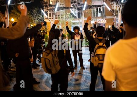 Des manifestants avec des poings ont soulevé un rassemblement dans le quartier de Columbia Heights lors d'une manifestation organisée par le collectif They/Them à la mémoire de Dominique Mulkey, qui a été tué par la police à Tampa, FL, plus tôt cette semaine, à Washington, DC, le 24 octobre 2020, dans le contexte de la pandémie du coronavirus. Près de 22 semaines après le meurtre de George Floyd par la police, des manifestations quasi quotidiennes demandant une réforme de la police et la fin du racisme systémique se sont poursuivies à Washington quelques jours après que le maire Muriel Bowser ait officiellement demandé une augmentation du financement de la police (Graeme Sloan/Sipa USA). Banque D'Images