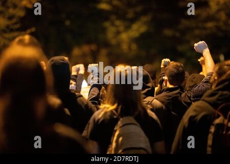 Des manifestants avec des poings ont fait marche dans le quartier de Dupont Circle lors d'une manifestation organisée par le collectif They/Them à la mémoire de Dominique Mulkey, qui a été tué par la police à Tampa, FL, plus tôt cette semaine, à Washington, DC, le 24 octobre 2020, dans le contexte de la pandémie du coronavirus. Près de 22 semaines après le meurtre de George Floyd par la police, des manifestations quasi quotidiennes demandant une réforme de la police et la fin du racisme systémique se sont poursuivies à Washington quelques jours après que le maire Muriel Bowser ait officiellement demandé une augmentation du financement de la police (Graeme Sloan/Sipa USA). Banque D'Images