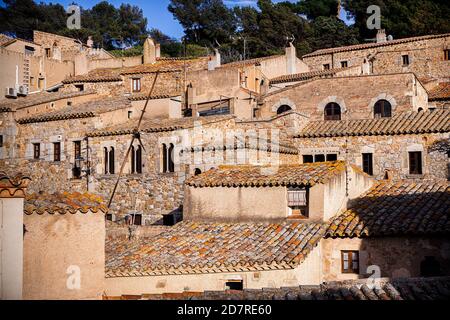 Toits de maisons médiévales traditionnelles à Tossa de Mar Banque D'Images