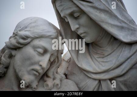 Gros plan de Jésus et de Marie dans le cimetière de la statue de pieta. Banque D'Images