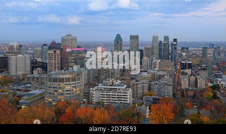 Vue aérienne des gratte-ciel de Montréal en automne le soir, Québec, Canada Banque D'Images