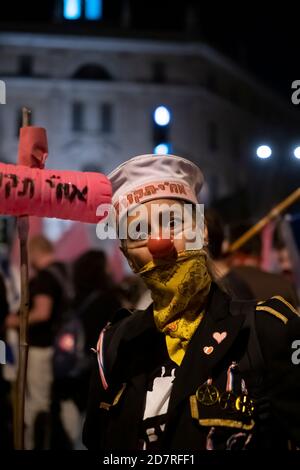 JÉRUSALEM, ISRAËL - OCTOBRE 24 : un manifestant portant un costume de marin et le nez rouge d'un clown participe à une manifestation de masse près de la résidence officielle du premier ministre le 24 octobre 2020 à Jérusalem, en Israël. Les organisateurs de la manifestation ont déclaré dans une déclaration que 170,000 personnes se sont montrées pour manifester contre le Premier ministre Benjamin de tout le pays exigeant sa démission en raison de son inculpation pour corruption et pour la gestion de la pandémie COVID-19. Banque D'Images