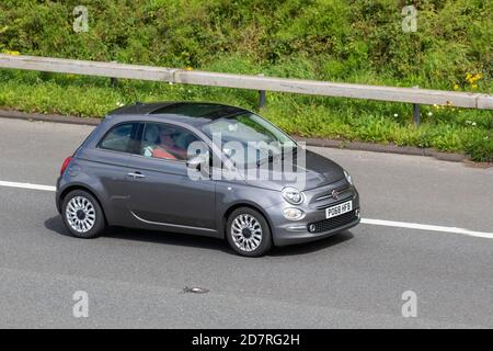 2019 salon gris Fiat 500 ; circulation automobile, véhicules en mouvement, voitures, conduite de véhicules sur les routes du Royaume-Uni, moteurs, conduite sur l'autoroute M6, réseau routier britannique. Banque D'Images