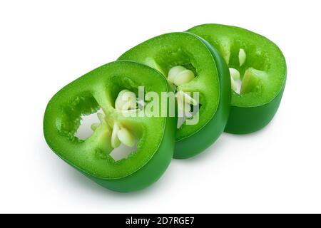 tranches de piment jalapeno isolées sur fond blanc. Piment vert avec chemin d'écrêtage et profondeur de champ totale. Banque D'Images