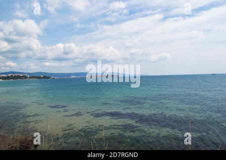 Vue sur la mer Noire, Nessebar (Bulgarie) depuis la plage sud Banque D'Images