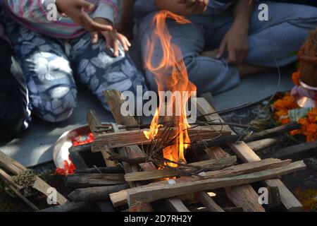 Rituel hindou appelé 'Yagya ou Yajna'. Interprété avec le chant traditionnel de mantra. Photo à Katmandou, Népal. Banque D'Images