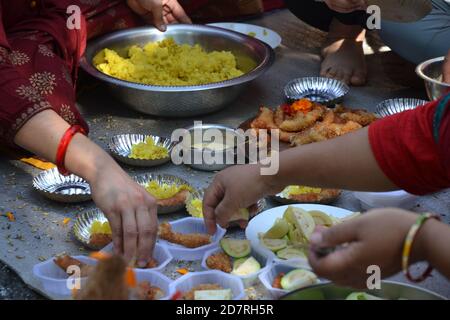 Rituel hindou appelé 'Yagya ou Yajna'. Interprété avec le chant traditionnel de mantra. Photo à Katmandou, Népal. Banque D'Images