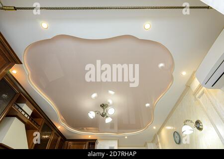 Plafond extensible sur plusieurs niveaux original à l'intérieur d'un cuisine riche Banque D'Images