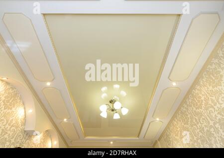 Magnifique plafond extensible sur plusieurs niveaux original à l'intérieur de la chambre Banque D'Images