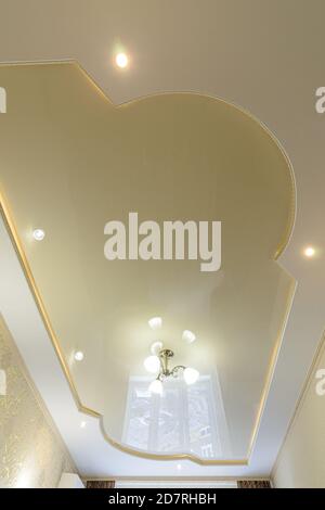 Plafond extensible sur plusieurs niveaux avec forme originale Banque D'Images