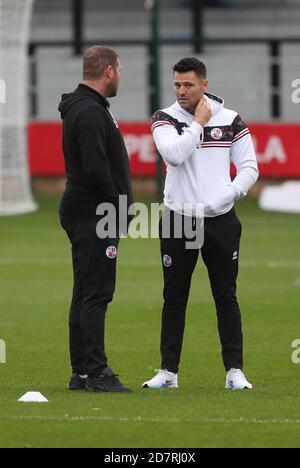 Salford, Royaume-Uni. 24 octobre 2020 la personnalité de la télévision Mark Wright a vu avec l'entraîneur-chef adjoint Lee Bradbury pendant le match de la Sky Bet League Two entre Salford City et Crawley Town. Credit: James Boardman / Alamy Live News Banque D'Images