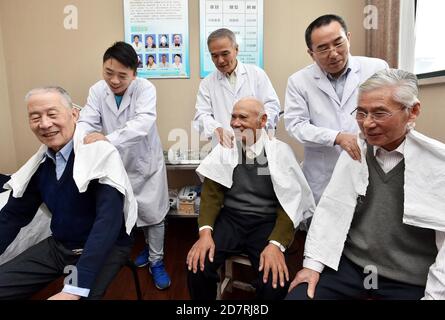 Beijing, province chinoise du Jiangsu. 9 octobre 2016. Le personnel médical fournit une thérapie aux personnes âgées dans une communauté locale de Yangzhou, dans la province de Jiangsu, en Chine orientale, le 9 octobre 2016. Credit: Zhuang Wenbin/Xinhua/Alamy Live News Banque D'Images