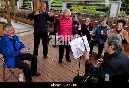 Pékin, province chinoise du Fujian. 1er novembre 2018. Les personnes âgées chantent au centre de protection sociale de la ville de Wuyishan, dans la province du Fujian, au sud-est de la Chine, le 1er novembre 2018. Au cours des dernières années, Wuyishan a exploré le mode de soutien pour les personnes âgées dans les régions montagneuses. Outre des installations perfectrices, des services attentionnés ont également été fournis pour assurer un environnement sain pour leur vie heureuse. Credit: Zhang Guojun/Xinhua/Alamy Live News Banque D'Images