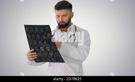 Médecin confiant travaillant avec des résultats d'IRM sur le gradient de la rétrog Banque D'Images