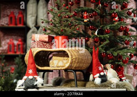 Cadeaux d'intérieur de Noël près de l'arbre de Noël. Joyeux Noël. Cadeau de Noël Banque D'Images
