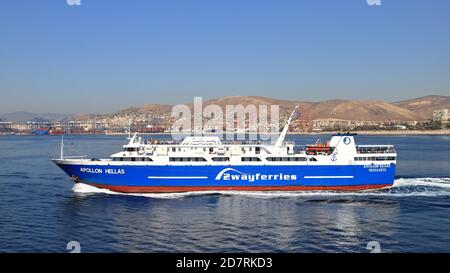 Le navire à passagers ro-ro Ferries à 2 voies Apollon Hellas part du Pirée, en Grèce. Le navire a été construit en 1990. Banque D'Images