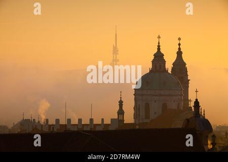 L'Église de Saint Nicolas dans la brume. Prague, République tchèque. C'est l'église baroque la plus célèbre de Prague, avec l'ancienne co jésuite Banque D'Images