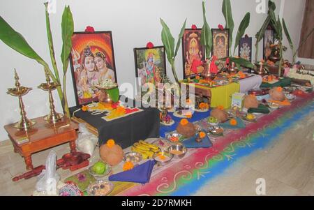 Fruits et autres ingrédients conservés comme offrandes à Gods avant Prière selon les rituels hindous Banque D'Images