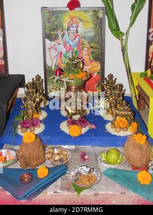 Fruits et autres ingrédients conservés comme offrandes à Gods avant Prière selon les rituels hindous Banque D'Images