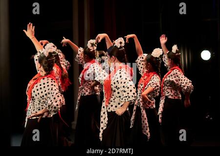 Alcala de Henares, Espagne. 24 octobre 2020. Danseurs avec masques de visage pendant le festival de danse flamenco 'Volver' au théâtre Cervantes à Alcala de Henares, Espagne. À Madrid, la limitation de capacité dans les théâtres se situe entre 50% et 75% comme mesure préventive contre Covid-19. Crédit : May Robledo/Alfa Images/Alay Live News Banque D'Images