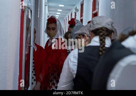 Alcala de Henares, Espagne. 24 octobre 2020. Des danseurs sur le point de monter sur scène tout en portant des masques pour le festival de danse flamenco 'Volver' au théâtre Cervantes à Alcala de Henares, en Espagne. À Madrid, la limitation de capacité dans les théâtres est entre 50% et 75% comme mesure préventive contre Covid-19. Spectacle, scène, musique, flamenco, tradition, espagnol typique, danse espagnole, andalousie, andalousie, tradicion, ole, espectaculo, escena, théâtre, teatro, costume de covid-19, coronavirus, covid19, épidémie, corbailvirus, Flamenco, Covia19a, Flamenco, Flamenco, Flamenco, Flamenco ou Covia1919, Flamenco, Flamenco, Flamenco, Flamenco, Coviavia Coronavirus crédit: Ma Banque D'Images