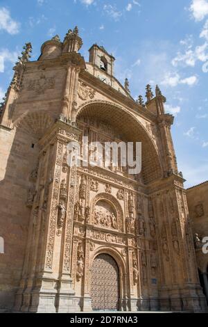 Eglise Iglesia del Convento de San Esteban à Salamanque, Espagne. Façade du monastère semblable à des reredos Banque D'Images