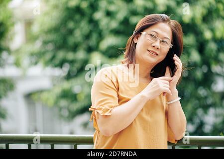 Femme adulte qui appelle au téléphone Banque D'Images