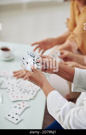 Les femmes âgées de cartes à jouer Banque D'Images