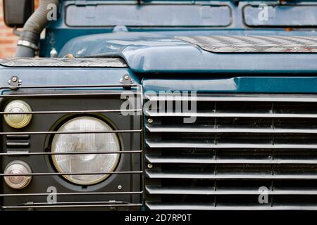 18 octobre 2020 - Angleterre, Royaume-Uni : image de la calandre et du phare du Defender Banque D'Images