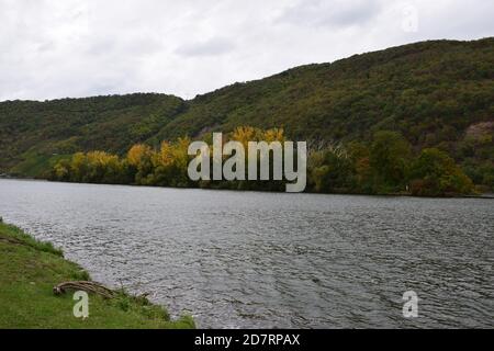 Île de Mosel à une écluse de rivière Banque D'Images