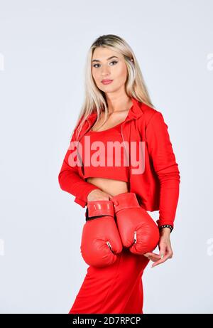 Style de vie sportif. Auto-amélioration. Fille sportive rouge vêtements gants de boxe. Salle de gym et d'entraînement. Modèle de fitness. Femme sportive entraîneur de fitness. Résoudre les problèmes. Formation personnelle. Lutte avec son propre complexe. Banque D'Images