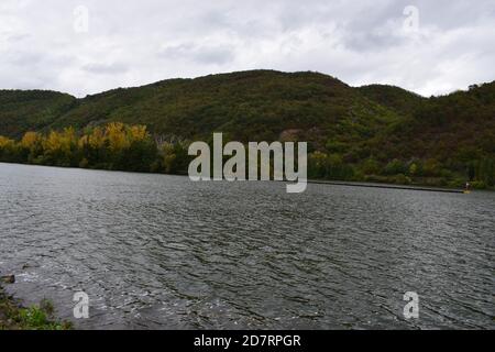 Île de Mosel à une écluse de rivière Banque D'Images