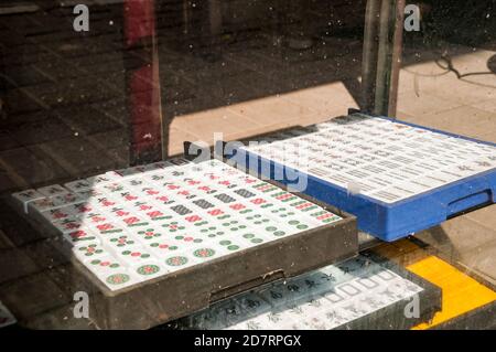 Des carreaux de Mahjong dans une armoire de verre poussiéreuse dans un magasin près de la place du peuple de Shanghai. Banque D'Images