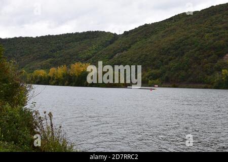 Île de Mosel à une écluse de rivière Banque D'Images