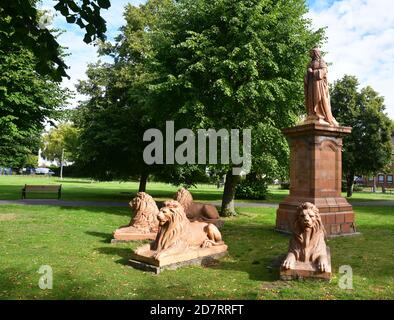 Statue de la reine Victoria avec lions à Victoria Park, Newbury, Berkshire, Royaume-Uni Banque D'Images