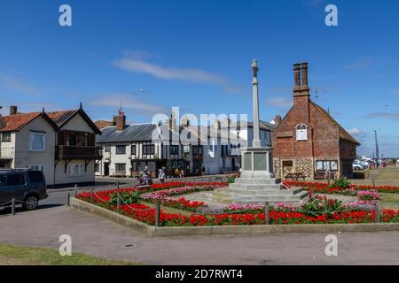 Mémorial de guerre avec le musée d'Aldeburgh (Moot Hall) sur le front de mer à Aldeburgh, Woodbridge, Suffolk, Royaume-Uni. Banque D'Images