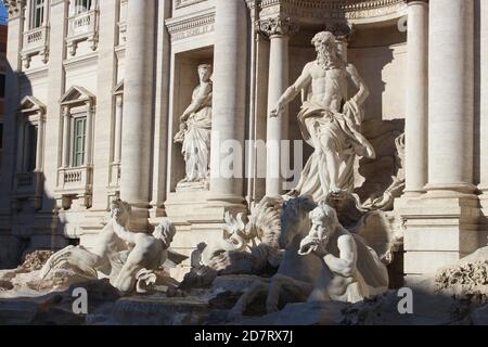 Vue sur les statues de la fontaine de Trevi Banque D'Images