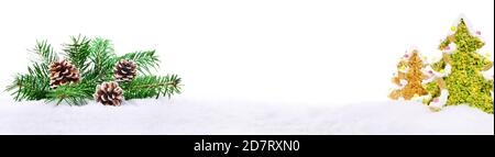 Branches de sapin de Noël avec arbres de cookie sur neige isolée sur Fond blanc - Panorama Banque D'Images