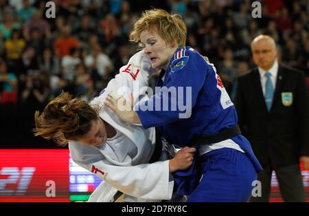 LOUETTE KANNING, Lucie de Français et POWELL, Natalie de Grat Grande-Bretagne - 78 kg Pool D au Championnat d'Europe Judo Seniors 2014 le 25 avril 2014 à Montpellier, France - photo Laurent Lairys / DPPI Banque D'Images