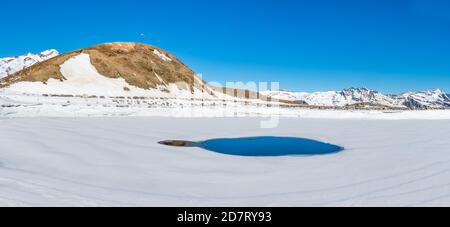 Paysage d'hiver avec des pics enneigés et lac gelé sur la montagne Kleine Scheidegg dans les Alpes suisses près de Grindelwald, Suisse Banque D'Images