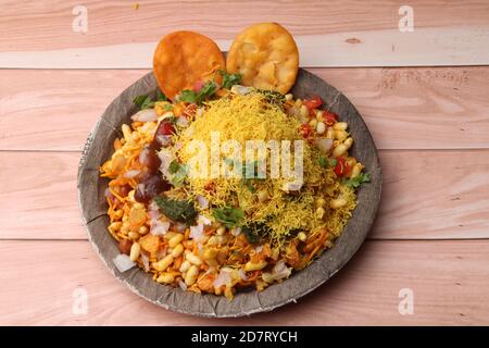 Le Bhelpuri Chaat/chat est une cuisine savoureuse du côté de la route en provenance de l'Inde, servie dans une assiette. Banque D'Images