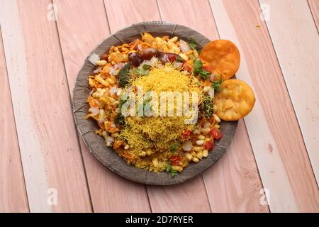 Le Bhelpuri Chaat/chat est une cuisine savoureuse du côté de la route en provenance de l'Inde, servie dans une assiette. Banque D'Images