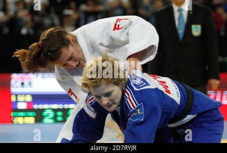 LOUETTE KANNING, Lucie de Français et POWELL, Natalie de Grat Grande-Bretagne - 78 kg Pool D au Championnat d'Europe Judo Seniors 2014 le 25 avril 2014 à Montpellier, France - photo Laurent Lairys / DPPI Banque D'Images