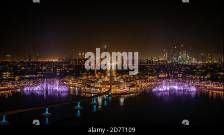 Dubaï. 25 octobre 2020. La photo panoramique prise le 15 septembre 2020 montre la fontaine Palm à Palm Jumeirah à Dubaï, Émirats arabes Unis. La fontaine s'étend sur plus de 14,000 mètres carrés d'eau de mer et dispose de plus de 3,000 lumières à DEL dans plusieurs couleurs. Credit: Xinhua/Alay Live News Banque D'Images