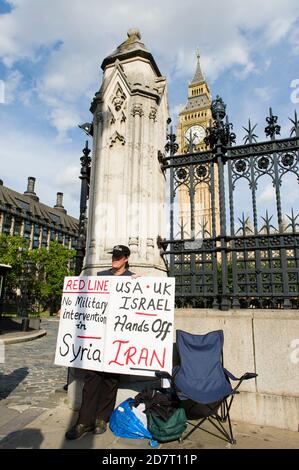 Les manifestants contre la Grande-Bretagne ont pris une action militaire contre la Syrie, après les dernières semaines d'attaques chimiques en Syrie par le régime syrien, en dehors du Parlement, lors d'un débat parlementaire sur les mesures que la Grande-Bretagne devrait prendre contre la Syrie, chambres du Parlement, Westminster, Londres, Royaume-Uni. 29 août 2013 Banque D'Images