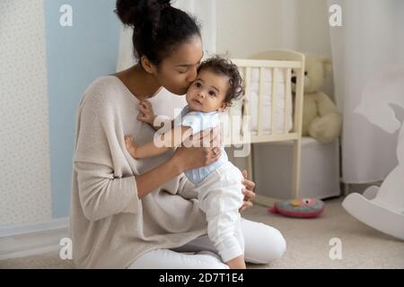 Amour de maman afro-américaine baiser jouer avec un petit enfant Banque D'Images